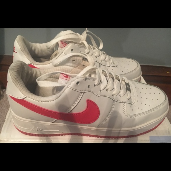 nike white shoes with red check